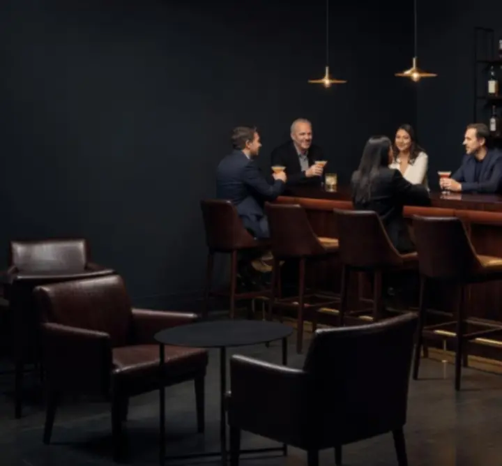 Modern, sötét tónusú bárbelső elegáns világítással a FHU ZZZ Piotr Kopczyk helyszínén.